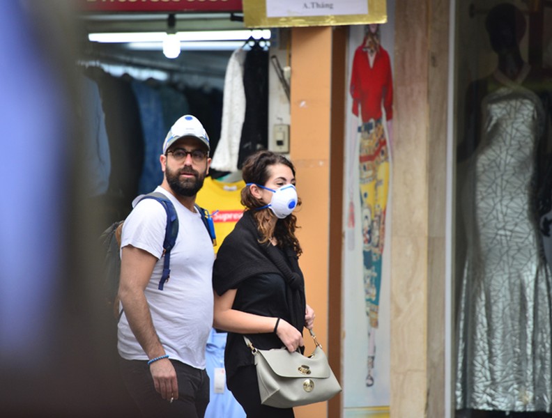 Khách du lịch kín mít khẩu trang phòng dịch cúm Corona